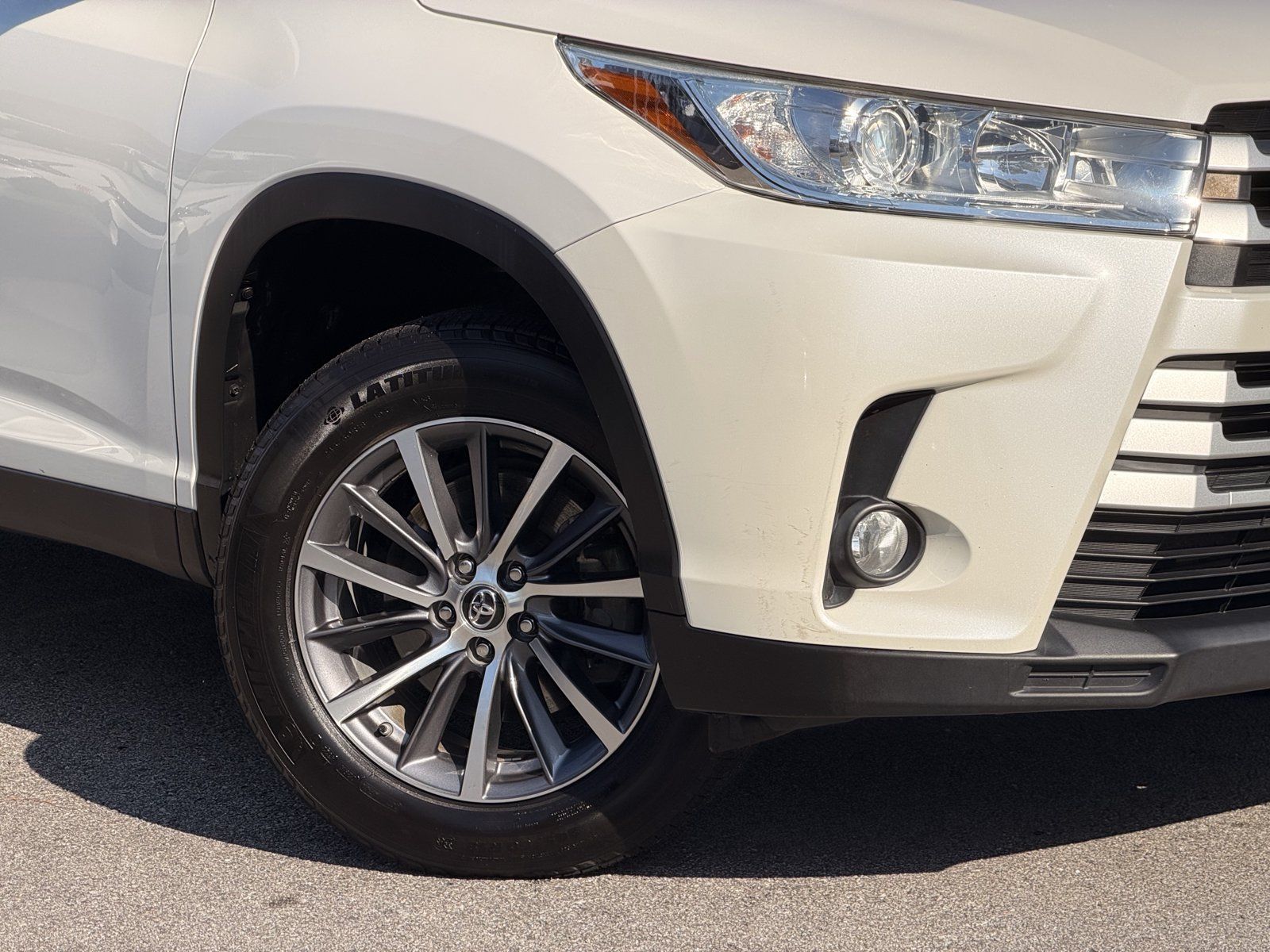 Used 2019 Toyota Highlander XLE FWD image 3