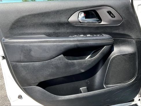 Used 2025 Chrysler Pacifica Select FWD image 21