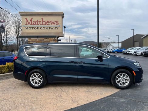 Used 2025 Chrysler Pacifica Select image 4