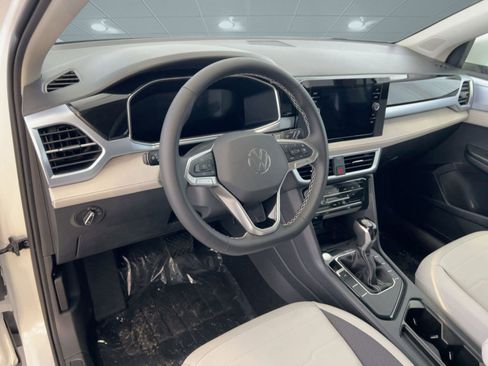 New 2026 Volkswagen Taos SE image 4