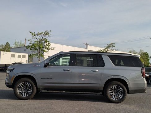 Used 2025 Chevrolet Suburban Z71 image 8