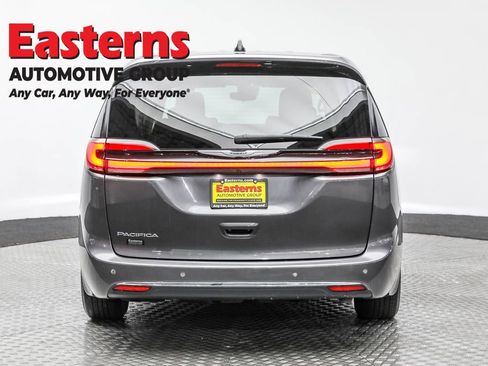 Used 2023 Chrysler Pacifica Touring-L FWD image 6