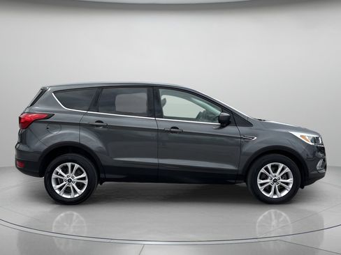 Used 2019 Ford Escape SE image 2
