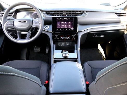 Used 2025 Jeep Grand Cherokee Laredo image 25