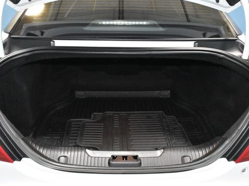 Used 2017 Jaguar XJ R RWD image 31