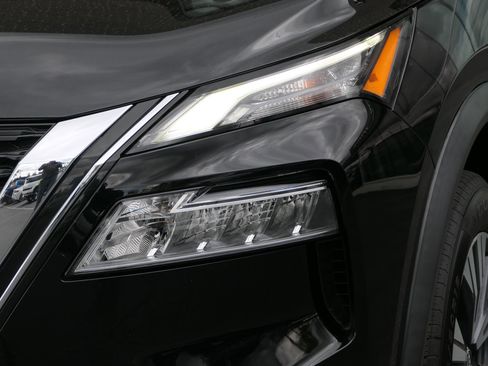 Used 2023 Nissan Rogue SV FWD image 9