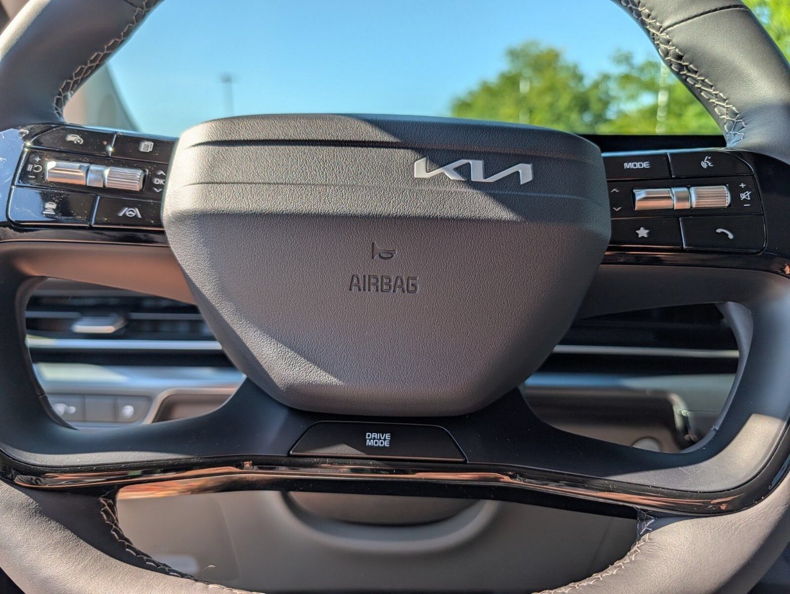 New 2027 Kia Carnival LX FWD image 32