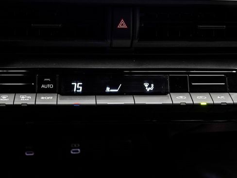 Used 2025 Toyota Prius LE image 19