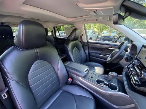 Used 2023 Toyota Highlander XLE AWD/4WD image 25