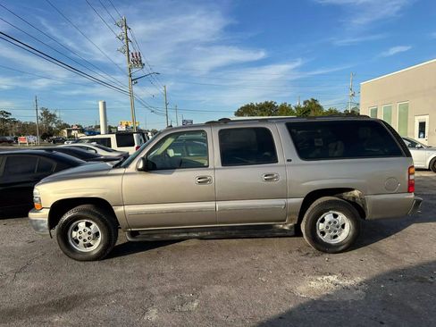 Used 2002 Chevrolet Suburban LT image 2