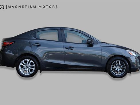 Used 2018 Toyota Yaris iA FWD image 3
