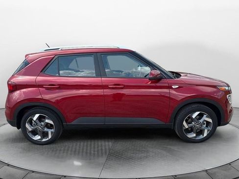 Used 2024 Hyundai Venue Limited image 2