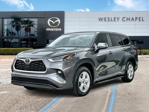 Used 2023 Toyota Highlander LE FWD image 1