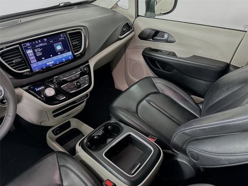 Used 2023 Chrysler Pacifica Touring-L FWD image 24