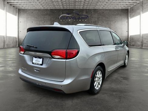 Used 2020 Chrysler Pacifica Touring-L image 3