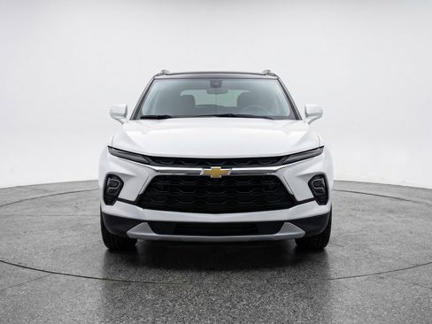 Used 2025 Chevrolet Blazer LT FWD image 2