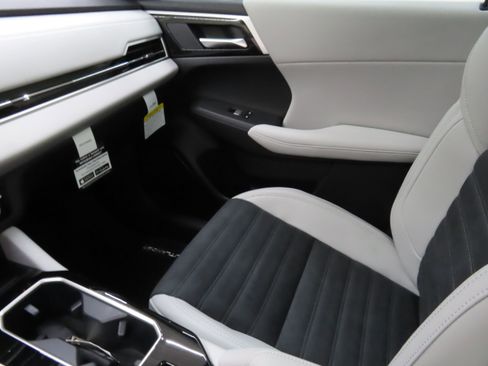 New 2025 Mitsubishi Outlander SE image 19