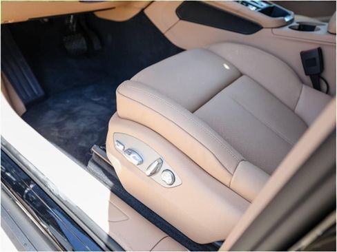 Certified 2025 Porsche Macan image 14