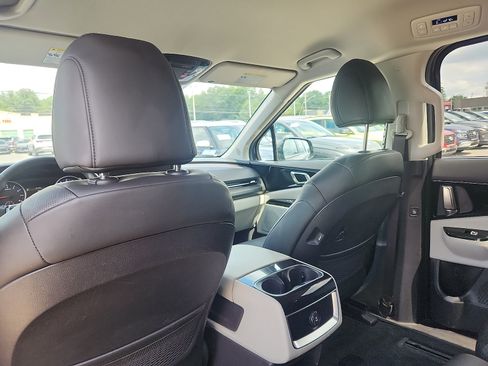 Used 2024 Kia Carnival EX FWD image 24