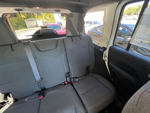Used 2025 Jeep Wrangler Sahara image 33