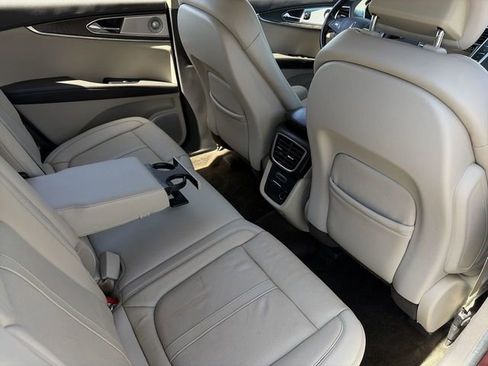Used 2017 Lincoln MKX Reserve w/ Luxury Package FWD image 16