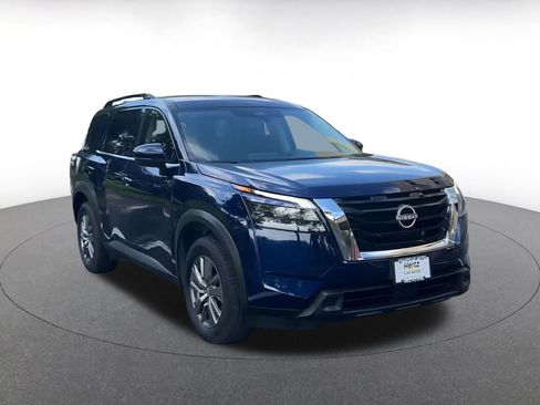 Used 2025 Nissan Pathfinder SV image 3