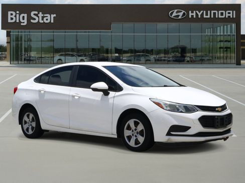 Used 2018 Chevrolet Cruze LS FWD image 6