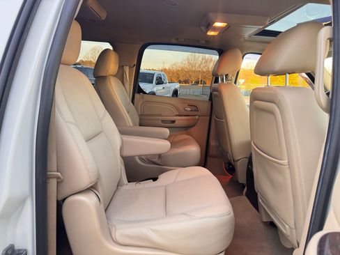 Used 2014 Cadillac Escalade ESV Luxury image 22