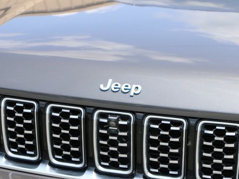 Used 2022 Jeep Grand Cherokee Summit AWD/4WD image 12