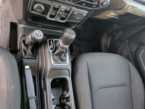 Used 2022 Jeep Gladiator Sport image 11