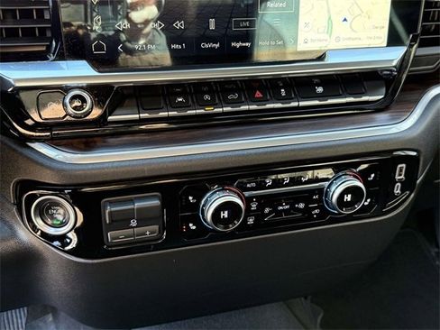 Certified 2025 GMC Sierra 1500 SLT image 15