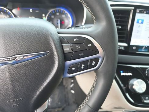 Used 2024 Chrysler Pacifica Touring-L image 29