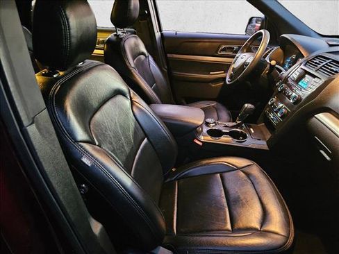 Used 2018 Ford Explorer XLT image 20