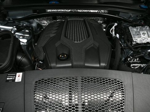 Certified 2026 Porsche Macan AWD/4WD image 34