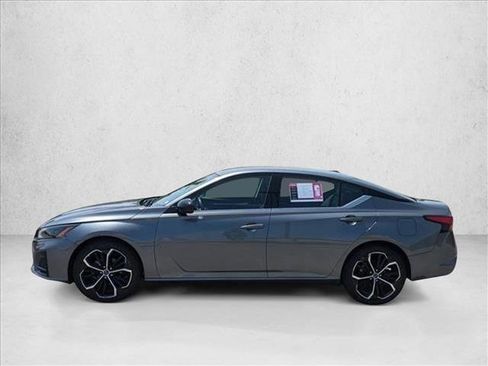 Used 2023 Nissan Altima 2.5 SR image 2