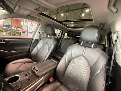 Used 2023 Toyota Highlander Platinum AWD/4WD image 9