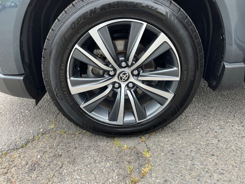 Used 2022 Toyota Venza LE AWD/4WD image 29