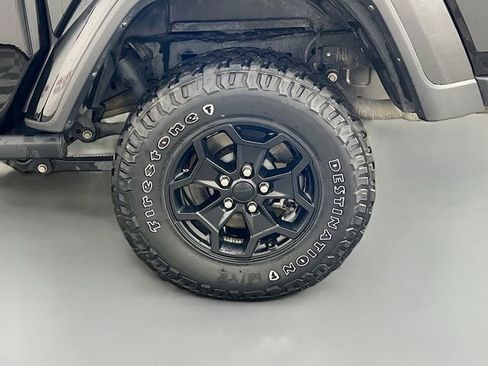 Used 2022 Jeep Gladiator Willys image 36
