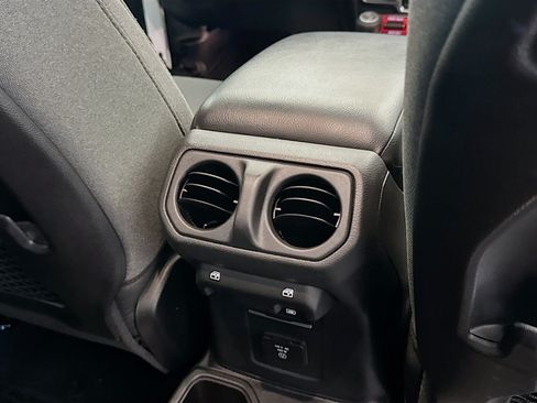 Used 2024 Jeep Wrangler Unlimited Rubicon w/ Convenience Group AWD/4WD image 16