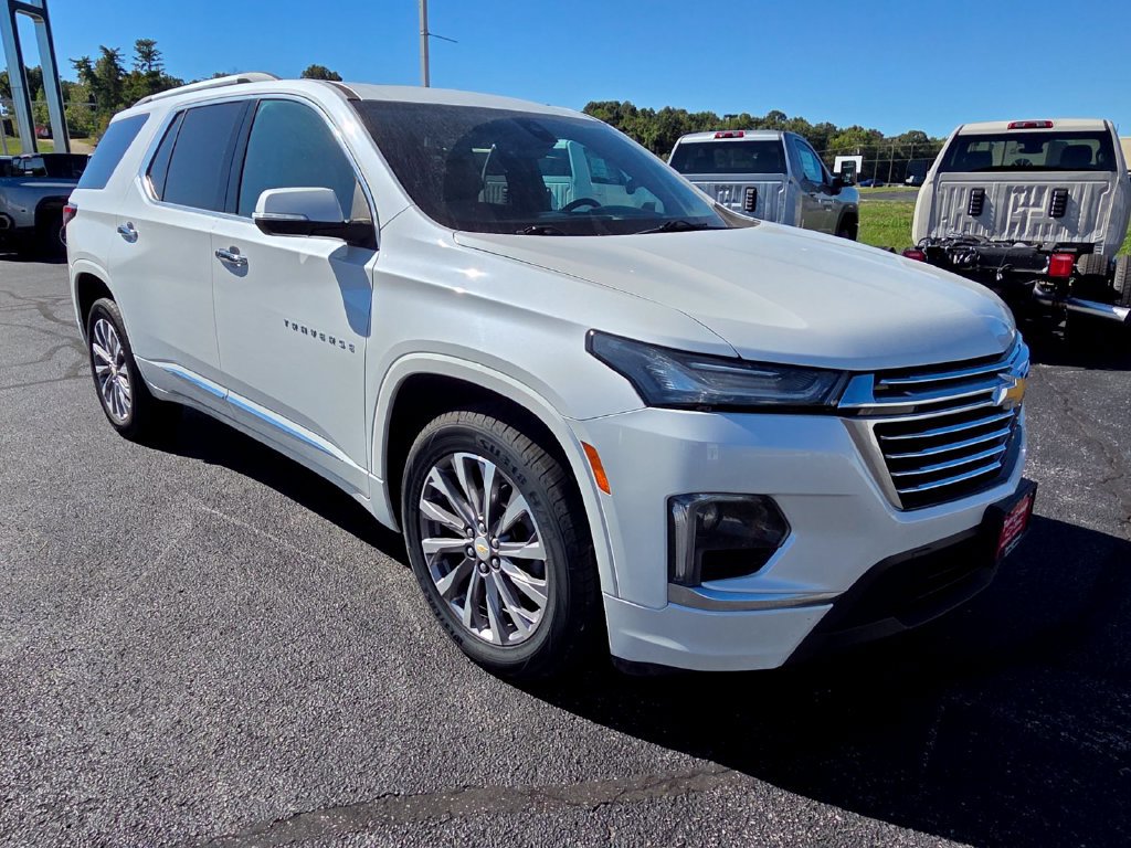 Used 2023 Chevrolet Traverse Premier FWD image 2