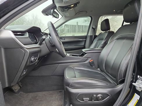 Used 2023 Jeep Grand Cherokee Limited w/ Black Appearance Package image 13