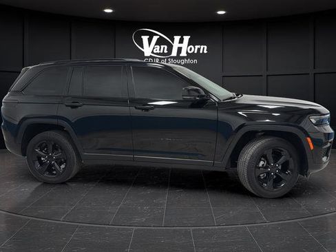 Used 2025 Jeep Grand Cherokee Altitude AWD/4WD image 8