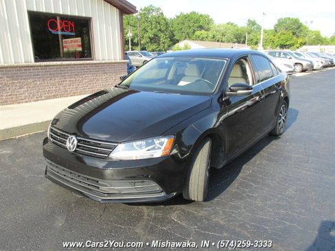 Used 2017 Volkswagen Jetta SE image 2