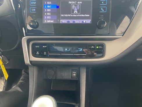 Used 2017 Toyota Corolla LE image 11