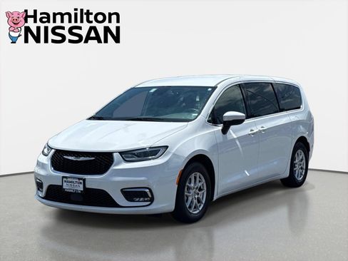 Used 2023 Chrysler Pacifica Touring-L FWD image 5
