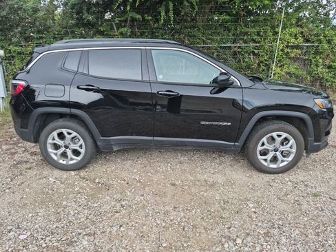 Used 2025 Jeep Compass Latitude w/ Sun & Sound Group AWD/4WD image 5