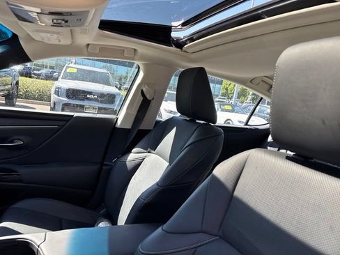 Used 2024 Lexus ES 350 w/ Premium Package FWD image 9
