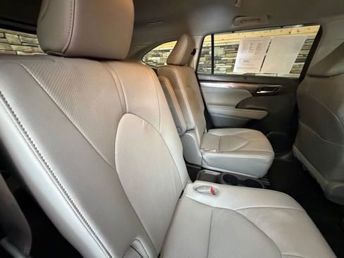 Used 2023 Toyota Highlander Limited AWD/4WD image 33