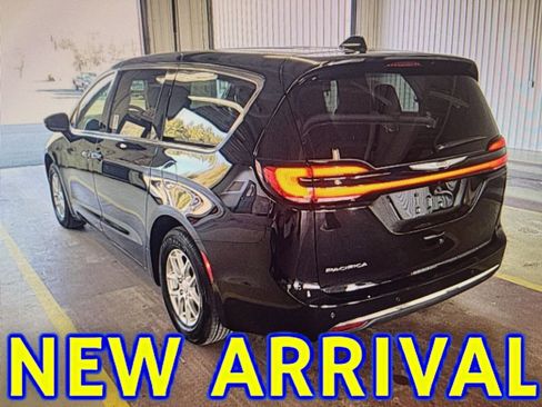 Used 2025 Chrysler Pacifica Select image 2