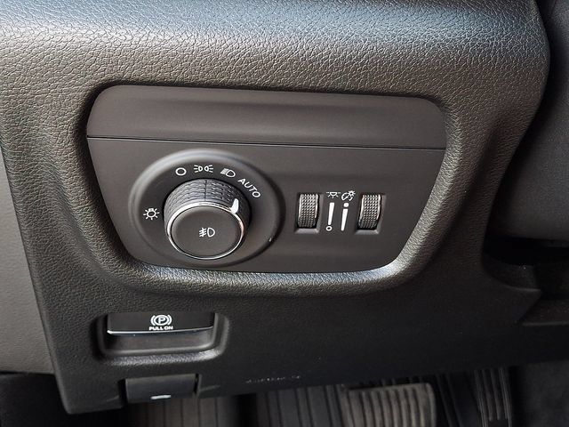 Used 2023 Jeep Grand Cherokee Limited w/ Black Appearance Package AWD/4WD image 24